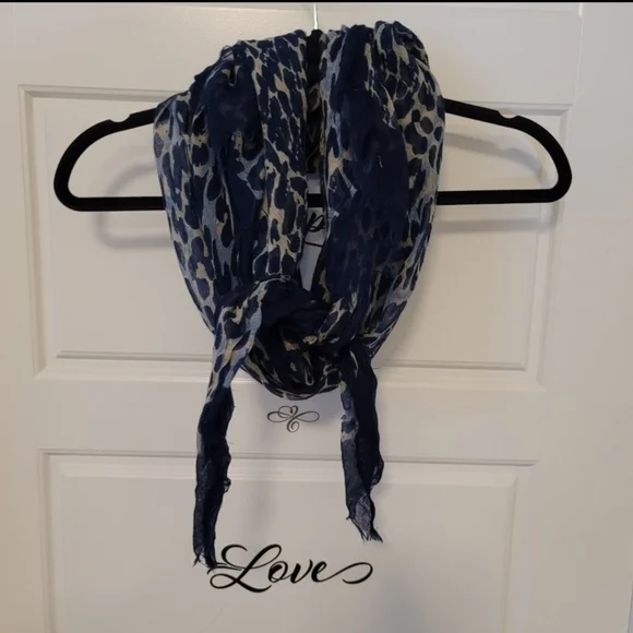 Scarfs - Picture 11 of 13